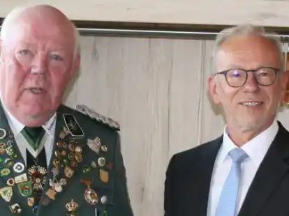 Das Verdienstkreuz am Bande mit der Urkunde &uuml;berreichte Landrat Herbert Winkel (rechts) an den Vechtaer Sch&uuml;tzenkreis-Pr&auml;sidenten Walter Thie.