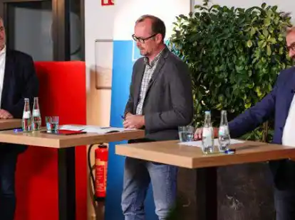 B&uuml;rgermeisterduell bei der NWZ (von links): Bernd Wichmann, Moderator Carsten Bickschlag und B&uuml;rgermeister Sven Stratmann.