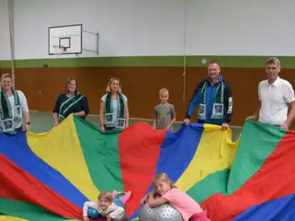 Barbara Entrich (rechts) und Gerd Timmermann (2. von rechts) vom TSG-Vorstand begr&uuml;&szlig;ten das aus Sandra Gr&uuml;ner, Angelika Timmermann, Sabine Linneweber, Nadine R&ouml;ver und Carsten Bettig (von links) bestehende &Uuml;bungsleiterteam.