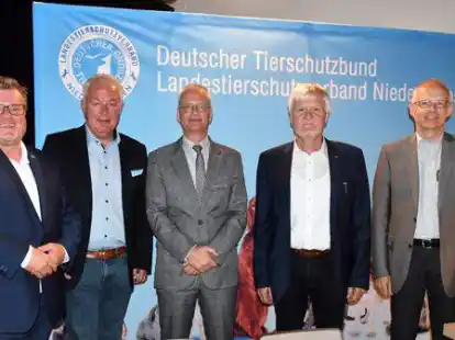 Landesvorsitzender Dieter Ruhnke (Mitte) begr&uuml;&szlig;te bei der Jahreshauptversammlung des Landestierschutzverbandes (von links) Thomas Schr&ouml;der (Pr&auml;sident Deutscher Tierschutzbund), die Landtagsabgeordneten Christoph Eilers und Horst Kortlang sowie Staatssekret&auml;r Prof. Dr. Ludwig Theuvsen.