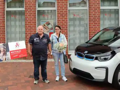 Gl&uuml;ck gehabt:  Dagmar und Karl-Heinz Wallborn (M.) aus Ocholt haben bei der LzO einen Elektro-BMW gewonnen.
