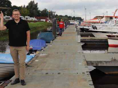 B&uuml;rgermeister Nils Anhuth (vorne) und IT-Systemadministrator Andr&eacute; Siebum pr&auml;sentieren die Beleuchtung am Hafen.