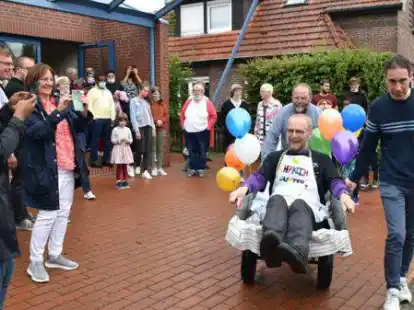 &bdquo;Ballonfahrt&ldquo; aus der evangelisch-methodistischen Kirche Edewecht: Pastor Gunter Blaschke (in der Schubkarre) geht in den Ruhestand.