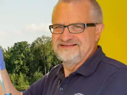 Dipl.-Phys. Harald G&uuml;lzow analysiert eine Wasserprobe im Labormobil vom VSR-Gew&auml;sserschutz