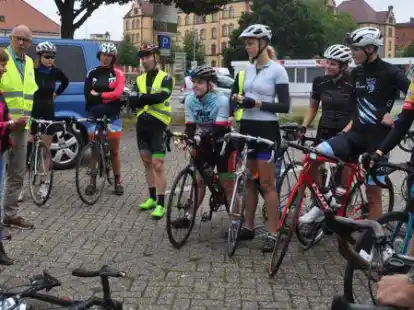 Zwischenstopp auf dem Pferdemarkt: B&uuml;rgermeisterin Christine Wolff (links) begr&uuml;&szlig;te die Gruppe in Oldenburg.