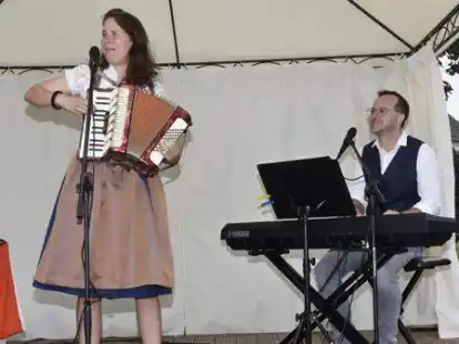 Viel Applaus gab es f&uuml;r die bezaubernde Bremerin Stefanie Golisch und ihren charmanten Partner Nico Stabel.