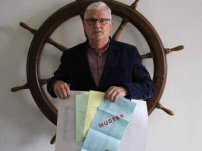 Wahlleiter Wolfgang B&ouml;ner zeigt die vier Stimmzettel, die die Elsflether bei der Kommunalwahl am 12. September ausf&uuml;llen m&uuml;ssen.