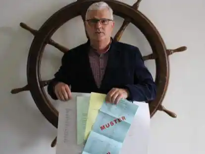 Wahlleiter Wolfgang B&ouml;ner zeigt die vier Stimmzettel, die die Elsflether bei der Kommunalwahl am 12. September ausf&uuml;llen m&uuml;ssen.