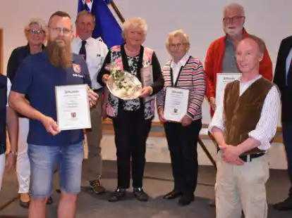 Der Vorstand des Seelter Buund mit den Geehrten und Ausgezeichneten (von links): Margret G&ouml;ken (Schriftf&uuml;hrerin), Elisabeth Sibum (Schatzmeisterin), Andre Kramer, Stephan Dannebaum (Vorstandssprecher), Margot Tameling, Elisabeth Niemeyer, Karl-Peter Schramm, Henk Wolf (Saterfriesisch Beauftragter) und Antonius Kanne (Vorstand).
