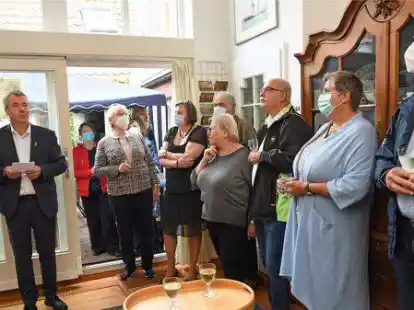 Vernissage f&uuml;r die Kunstausstellung Querbeet: MdB Johann Saathoff (l.) lobte die f&uuml;nf K&uuml;nstlerinnen vor gut 50 Besuchern.