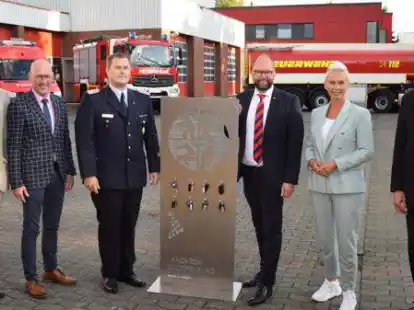 Freude &uuml;ber neue Fahrzeuge: stellvertretender Ordnungsamtsleiter Daniel Plate (von links), Kreisrat Neidhard Varnhorn, Kreisbrandmeister Arno Rauer, Landrat Johann Wimberg,  Bundestagsabgeordnete Silvia Breher und Ordnungsamtsleiter Dieter Sch&uuml;tte