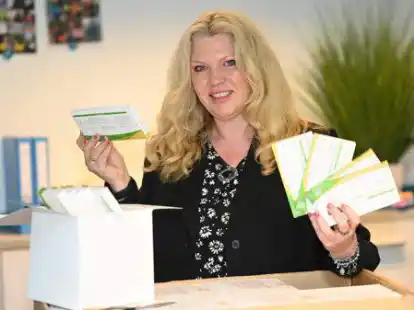 Nicole Gourdon-Brand ist Rektorin der Grundschule Ohmstede und Sprecherin der Oldenburger Grundschulen. Sie zeigt die Coronatests, die jetzt wieder an die Sch&uuml;ler ausgegeben werden.