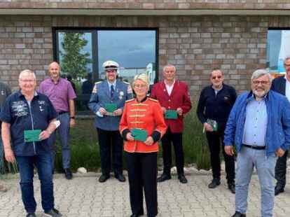 Geber und Nehmer bei der Scheck&uuml;bergabe: (von links) Ernst-Dieter Frost, Gerold Ratz (Verkehrsverein), J&ouml;rn R&ouml;hr, Jens Hoffmann (Spielmannszug), Conny Wolter (Musikkorps), Johannes Rohde (Blasorchester), Karl-August Kolhoff (B&uuml;rger- und Geschichtsverein), Siegbert Schmidt, Manfred Wulf.