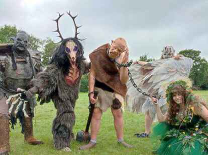 Von links nach rechts: Ork (Micha Bracklo), Wendigo (Jim J. Baker), Troll (Leon Kegelmann), Harpie (Nina Klassen) und Waldkobold (Melly Reck) freuen sich auf den Mittelaltermarkt.