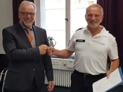 Nach 44 Dienstjahren wurde J&uuml;rgen Zimmer vom Pr&auml;sidenten der Polizeidirektion Oldenburg, Johann K&uuml;hme, verabschiedet.
