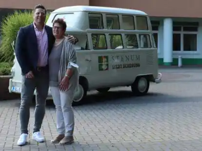 Dr. Jan Spiller, leitender Arzt der Klinik Stenum, fuhr Pflegedienstleitung Ingeburg Masukowitz nach ihrem Abschied mit dem historischen Krankenwagen nach Hause.