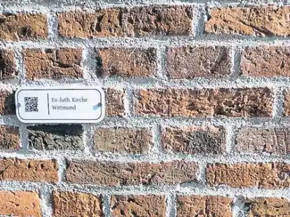 Der historische H&ouml;henmesspunkt neben der Wittmunder Kirchent&uuml;r.