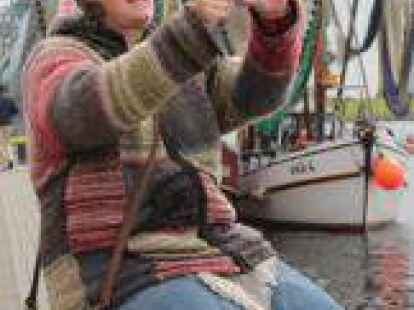 Bianka Falk blickt auf den Hafen am Bontekai.