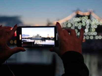 Die Illumination am Einsatzgruppenversorger &bdquo;Berlin&ldquo; hielten viele Passanten mit ihrem Smartphone fest.