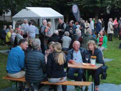 Sehr gut besucht wurde das Weinfest am Kantplatz im Villenviertel, das der Round Table 20 organisiert hatte. Schon tags&uuml;ber herrschte ausgelassene Stimmung, die abends mit farbenfrohem Ambiente nochmals unterstrichen wurde.