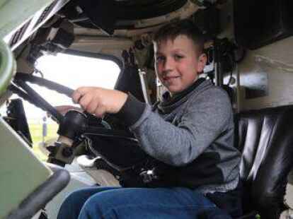 Noah Kraft zeigte sich begeistert von den Fahrzeugen der Bundeswehr &ndash; hier im Transportpanzer &bdquo;Fuchs&ldquo;.