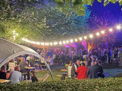 Die Christus- und Garnisonkirche wurde abend mit bunten Lichtern angestrahlt.