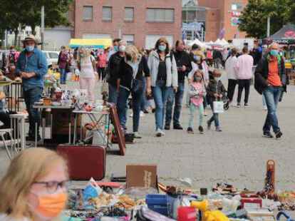Viel Lauf herrschte am Wochenende auf dem Flohmarkt auf dem Valoisplatz, wo zahlreiche H&auml;ndler ihre Waren anboten.