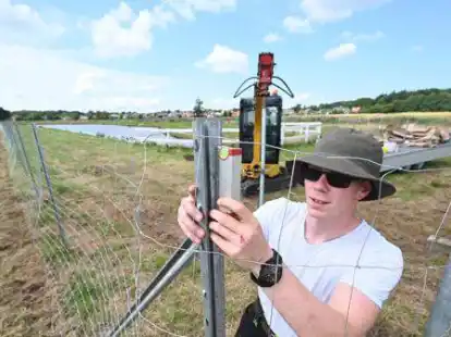 Eingez&auml;unt: Tom Gutzeit von der Firma Harms bei den Arbeiten am neuen Regenwasserr&uuml;ckhaltebecken im G&ouml;hlen.