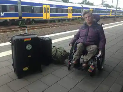 Zugfahrt mit Hindernissen: Maren Thaden sitzt im Rollstuhl und ben&ouml;tigt Unterst&uuml;tzung beim Ein- und Aussteigen mittels Rampe in den Zug und Hilfe beim Transportieren ihres Gep&auml;cks. &Uuml;ber die Mobilit&auml;tszentrale war ihre Fahrt angemeldet. Am Bahnhof in Bad Zwischenahn war aber niemand da.