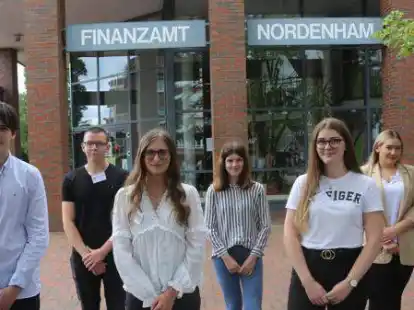 Der Ausbildungsjahrgang 2021 beim Nordenhamer Finanzamt (von links): Moritz Bremer, Alexander Pilimon, Lynn Marie Pl&uuml;mer, Talea-Noelle H&uuml;bner, Kim Sandra Neels und Vanessa Sch&auml;fer