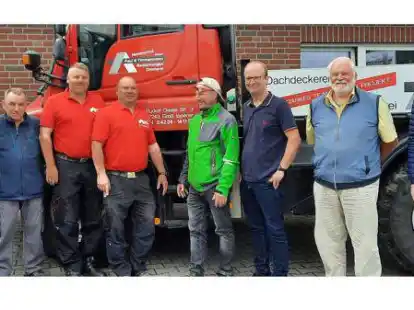 Besuch beim Meisterbetrieb von (3. und 4. von links) Heiko Paul und Dirk Timmermann in Gro&szlig; Ippener: Die FDP mit (von links) Horst Bokelmann, Uwe Decker, Franz Robert Czieslik, Torsten Pleus, Steffen Akkermann und Christoph Hartlage machte sich ein Bild von der Situation.