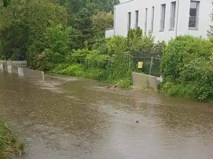 Die Stra&szlig;e Im G&ouml;hlen in  Rastede: Nach dem heftigen Regen am 5. Juni war der Bereich &uuml;berflutet.