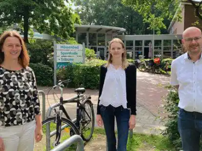 Hoffen auf eine rege Beteiligung (von links): Insa Wetenkamp (zuk&uuml;nftige Leiterin des Amtes f&uuml;r Sport, Jugend und Kultur), Katja Wardenburg (verantwortlich f&uuml;r die Umfrage) und Dezernatsleiter Rico Busch.