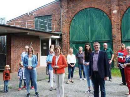 Siemtje M&ouml;ller in Begleitung der SPD Jever zu Besuch im LOK Kulturzentrum Jever: Das Team vom Lokschuppen war &uuml;ber den Besuch sichtlich erfreut und f&uuml;hrte Frau M&ouml;ller (MdB) und die SPD Jever durch die R&auml;umlichkeiten. Dabei kamen sowohl die Zukunftsvisionen f&uuml;r den &uuml;ber die Grenzen der Stadt bekannten Kulturort als auch die Renovierungsbedarfe zum Erhalt des Lokschuppens zur Sprache. Zu loben sei vor allem das seit &uuml;ber 30 Jahren herausragende, ehrenamtliche Engagement der Vereinsmitglieder, so Siemtje M&ouml;ller. Wichtig wird es sein, dass die Stadt Jever den in die Jahre gekommenen Lokschuppen finanziell unterst&uuml;tzt und die Stadtverwaltung den Fokus auf das Einwerben von F&ouml;rdergeldern vom Bund und Land legt. Die SPD Jever wird sich mit aller Kraft f&uuml;r das LOK Kulturzentrum einsetzen, damit die vielen neuen Ideen, die das Team vom Lokschuppen mit Herzblut dargestellt hat, umgesetzt werden k&ouml;nnen.  </div><div class=