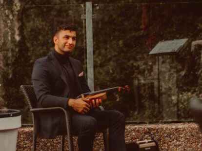 Der Vareler Geiger Deniz Berkenbusch wird am 21. August um 10 Uhr ein halbst&uuml;ndiges Konzert am Wahlkampfstand der CDU in der Fu&szlig;g&auml;ngerzone Varel geben. Der 22-J&auml;hrige  spielt seit seiner fr&uuml;hen Kindheit und absolvierte zahlreiche Auftritte als Solist und in Ensembles in ganz Deutschland und der Schweiz. Das Kurzkonzert am CDU-Stand zwischen Alte Apotheke und Eingang Postfiliale reflektiert die Aufforderung des CDU-Wahlprogramms, die Vareler Innenstadt neu zu denken und ihre alte Funktion als Wohlf&uuml;hlort und Treffpunkt wiederherzustellen.