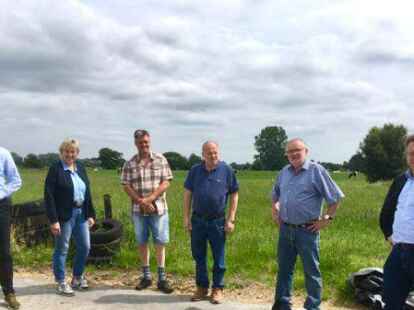 CDU Jever besuchte Betrieb in Schenum: Der landwirtschaftliche Betrieb der Familie Melchers wird bereits in f&uuml;nfter Generation betrieben &ndash; zun&auml;chst in Cleverns, dann entschloss sich die Familie 1979 zum Neubau am Schenumer Weg. &bdquo;Am Ortskern von Cleverns waren die M&ouml;glichkeiten nicht mehr da f&uuml;r Erweiterungen des Hofes&ldquo;, so Bernd Melchers. Davon, dass auch heute auf modernstem Stand gearbeitet wird, konnten sich B&uuml;rgermeister Jan Edo Albers und CDU-Stadtratskandidaten &uuml;berzeugen: Die ca. 150 K&uuml;he werden mit Melkrobotern vollautomatisch gemolken, was auch bessere Daten zur Tiergesundheit liefert. CDU-Stadtverbandsvorsitzender Dr. Harry Funk zeigte sich beeindruckt: &bdquo;Erstaunlich, wie gut die Technik funktioniert!&ldquo; Sorgen bereiten der Familie Melchers vor allem die immer weiter zunehmende B&uuml;rokratie und der Milchpreis. &bdquo;Gute und tiergerechte Produktion vor Ort muss sich auch rentieren. Wir vermarkten unsere Milch &uuml;ber eine regionale Molkerei, die die Weidehaltung der Tiere belohnt&ldquo;, betont Bernd Melchers. Um weniger vom Strompreis abh&auml;ngig zu sein und die Nachhaltigkeit weiter zu forcieren, wurde k&uuml;rzlich eine 15 Meter hohe Windkraftanlage errichtet. Damit sollen etwa 50 % des Strombedarfs des Hofes gedeckt werden.