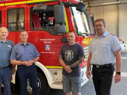 Eine Abordnung des FDP-Ortsverbandes Varel hat die Freiwillige Feuerwehr Obenstrohe besucht, um sich &uuml;ber das Geb&auml;ude und die spezielle ehrenamtliche T&auml;tigkeit der Feuerwehr zu informieren. Der Ortsbrandmeister Marc R&ouml;seler f&uuml;hrte die Abordnung durch das neu gebaute Geb&auml;ude und erkl&auml;rte ausf&uuml;hrlich die technischen Neuerungen und die Aufteilung der R&auml;ume. Hierbei stellte das FDP-Mitglied Ferdinand Baur heraus, dass hier eine geradezu perfekte Planung zur Umsetzung der nutzbaren Fl&auml;che erfolgt ist. Begeistert zeigte sich auch der Schriftf&uuml;hrer der Vareler FDP, Ulrich Gebauer von den verbauten technischen L&ouml;sungen zur Weiterleitung der einsatzrelevanten Details von der Einsatzleitstelle Wilhelmshaven zur Wache in Obenstrohe. Als eine interessante und innovative Neuerung f&uuml;r die Brandschutzerziehung der Vareler Feuerwehren bezeichnete der FDP-Ortsvorsitzende Michael Voss das so genannte Brandschutzhaus . Hier kann durch Einbringen von Rauch und das Darstellen weiterer Effekte verschiedenste Brandursachen f&uuml;r jedermann leicht verst&auml;ndlich dargestellt werden. &bdquo;Dadurch erf&auml;hrt die Brandschutzerziehung unserer J&uuml;ngsten eine bemerkenswerte Steigerung&ldquo;, so Michael Voss. Abschlie&szlig;end lobte der FDP-Vorsitzende das sehr hohe freiwillige Engagement und die au&szlig;erordentliche und hervorragende Einsatzbereitschaft der Freiwilligen Feuerwehr. </div><div class=
