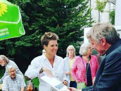 Tomatensuppe und Jazz-Musik zum Wahlkampfauftakt: &bdquo;Sch&ouml;n, dass wir zum Start unseres Wahlkampfes pers&ouml;nlich zusammen kommen k&ouml;nnen. Das st&auml;rkt uns als Gemeinschaft f&uuml;r die kommenden Wochen.&ldquo; begr&uuml;&szlig;te die friesische Kreisvorsitzende und Bundestagskandidatin der Gr&uuml;nen, Sina Beckmann, die 40 anwesenden G&auml;ste zum Sommerfest. P&uuml;nktlich h&ouml;rte auch der Regen auf, so dass die Veranstaltung im Freien stattfinden konnte. Als besonderen Gast hatten die Gr&uuml;nen ihren Landesvorsitzenden Hanso Jan&szlig;en aus Jade eingeladen. &bdquo;Ich freue mich immer, in Friesland zu sein. Hier gibt es besonders viel Engagement bei den Gr&uuml;nen, das k&ouml;nnen wir gut gebrauchen.&ldquo; so Jan&szlig;en. Er schwor die G&auml;ste auf einen wichtigen Wahlkampf sowohl f&uuml;r die Kommunalwahlen als auch f&uuml;r die Bundestagswahl ein. Viele Themen seien dr&auml;ngender denn je. Die Klimakrise stehe &uuml;ber allem, sagte Jan&szlig;en. &bdquo;Wir m&uuml;ssen uns dringend f&uuml;r mehr Umwelt- und Naturschutz einsetzen und die Artenvielfalt f&ouml;rdern. Raus aus den fossilen Energien und rein in 100 % erneuerbare. Nat&uuml;rlich muss das Ganze sozial vertr&auml;glich sein, daf&uuml;r wollen wir eine Entlastung der B&uuml;rgerinnen und B&uuml;rger &uuml;ber das Energiegeld sicherstellen.&ldquo; Sina Beckmann erg&auml;nzte: &bdquo;Auch der Wattenmeer- und K&uuml;stenschutz ist ganz besonders wichtig f&uuml;r unsere Region. Wir sind in besonderer Weise davon abh&auml;ngig, mit den Gezeiten zu leben, aber auch uns und die Region vor Wasser zu sch&uuml;tzen. Ein nachhaltiger Tourismus spielt dabei ebenso eine gro&szlig;e Rolle, wie auch eine klimafreundliche Mobilit&auml;t. Daf&uuml;r m&ouml;chten wir uns in den Stadt- und Gemeinder&auml;ten, im Kreistag und ich mich auch im Bundestag einsetzen.&ldquo; Mitglied des Vorstandes J&ouml;rg W&auml;chter f&uuml;hrte anf&auml;nglich durch die Veranstaltung, stellte den musikalischen Hintergrund, die Band &bdquo;FRI-Zone&ldquo;, vor und gab dann nach den Auftakt-Reden das Buffet frei. Es folgte ein lockeres Beisammensein, wo die Gr&uuml;nen Friesland ihr Programm und ihre Kandidierenden vorstellen konnte. </div><div class=