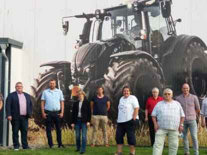 SPD Wangerland zu Besuch bei der Firma Frieslandtechnik in Hohenkirchen / Landeswarfen: Vom kleinen Landmaschinen-Handel und Service ist das Unternehmen inzwischen mit 35 Mitarbeitern und zwei Lehrlingen kein Kleinstunternehmen mehr. Der Inhaber Jens Taddigs pers&ouml;nlich f&uuml;hrte die interessierten SPD-Kandidaten durch seine Hallen. Dabei erz&auml;hlt er, wie er sich immer mehr vergr&ouml;&szlig;ern konnte und welche b&uuml;rokratischen Hindernisse es immer noch erschweren. Schnell steht f&uuml;r die SPD fest, da muss f&uuml;r die wangerl&auml;ndischen Betriebe etwas getan werden, um ihnen die Erweiterung ihrer Betriebe einfacher zu erm&ouml;glichen. Das Ladengesch&auml;ft und die angrenzende Instandsetzungshalle sind nicht die einzigen Betriebszweige der Frieslandtechnik. Neben den Landmaschinen und der Kommunaltechnik betreibt das Unternehmen auch einen umfangreichen Industrieservice. Hier ist Jens Taddigs fr&uuml;h einen mutigen und sehr zukunftsorientierten Weg gegangen und hat viel Geld investiert. Es hat sich als richtig erwiesen und gelohnt. Besonderen Wert legt der Gesch&auml;ftsinhaber der Frieslandtechnik auf die Auswahl seines Personals, so erz&auml;hlt er. Leider ist der Fachkr&auml;ftemangel auch hier zu sp&uuml;ren, es g&auml;be immer weniger Lehrlinge, die Landmaschinentechniker werden m&ouml;chten.  Auch wenn die Servicetechnik schon fast weltweit im Einsatz ist, h&ouml;rt man heraus, Frieslandtechnik ist ein Betrieb des Wangerlands, der sich w&uuml;nscht, Jugendliche f&uuml;r die Arbeit an altem und neuem Ger&auml;t gewinnen zu k&ouml;nnen. Ganz im Sinn der SPD-Fraktion, die sich stark f&uuml;r den Erhalt und die St&auml;rkung &ouml;rtlicher Betriebe einsetzt. Auf die Frage, was die Gemeinde f&uuml;r Wangerlands Betriebe tun kann, steht der Abbau b&uuml;rokratischer Hemmnisse im Vordergrund, aber auch die Mobilit&auml;t, damit die Mitarbeiter und Lehrlinge jederzeit in den Betrieb kommen k&ouml;nnen, ist ausbauf&auml;hig. Dabei soll der zuk&uuml;nftig eingesetzte B&uuml;rgerbus Erleichterung schaffen, kann B&uuml;rgermeisterkandidat Mario Szlezak, als stellvertretender Vorsitzender der Initiative berichten. Es ist den SPD-Vertretern des Gemeinderats Wangerland sowie den SPD-Kandidaten besonders am Herzen gelegen, Betriebe wie die Frieslandtechnik zu unterst&uuml;tzen und besuchen zu d&uuml;rfen. </div><div class=