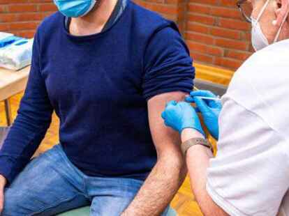 Ein Lehrer bei der Corona-Impfung (Symbolbild)