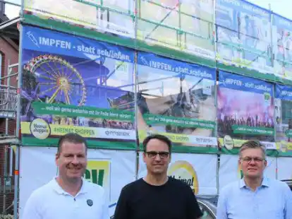 Werben f&uuml;rs Impfen am Sonntag: B&uuml;rgermeister Michael Fischer (von links), Claus Frye-B&uuml;ssing und Peter Kleene.