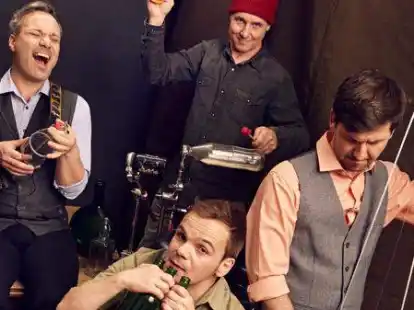 Die Gruppe GlasBlasSing funktioniert Flaschen zu Musikinstrumenten um.