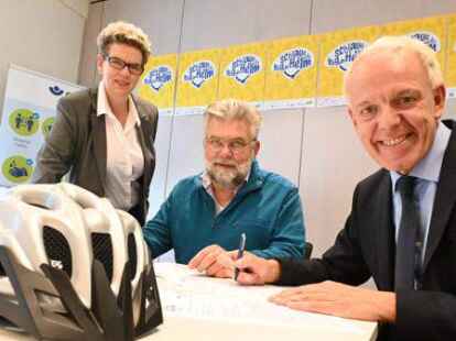 Michaela Paschen, stv. Vorsitzende Kreiselternrat Cloppenburg, Arwid Romey, Vorsitzenden Kreiselternrat Cloppenburg und Michael May, Gesch&auml;ftsf&uuml;hrer GUV OL unterzeichneten die Vereinbarung &uuml;ber die Pr&auml;ventionsaktion &bdquo;Schlaue K&ouml;pfe tragen Helm&ldquo;.