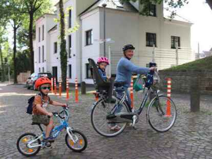 Poller auf der Bahnhofstra&szlig;e verengen die Fahrbahn und machen das &Uuml;berqueren f&uuml;r Fu&szlig;g&auml;nger und Radfahrer im Bereich des Stadtwalls sicherer.