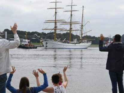 Hinten steht sie schon, die Gorch Fock. Ein Fan kann das Comeback kaum erwarten.