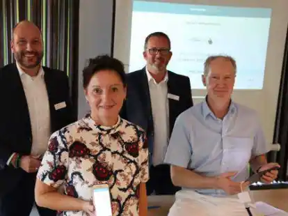 Das Adipositas-Zentrum des St.-Marien-Hospitals Friesoythe hat eine neue App: (von links) Robert P&ouml;llen von Johnson & Johnson Medical, das die technische Plattform zur Verf&uuml;gung stellt, Susanne Runden, Koordinatorin des Adipositas-Zentrums, Michael Halfmann von J & J sowie Dr. Ralf Weise, &auml;rztlicher Leiter des St.-Marien-Hospitals