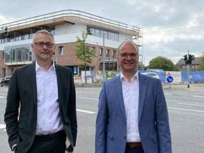 Sie freuen sich auf den Start im neuen Geb&auml;ude: Sascha Knaack (links) und Oliver Frey aus dem Vorstand der Vereinigten Volksbank.