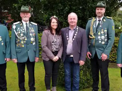 Kleine Feier am Ehrenmal statt eines mehrt&auml;gigen Sch&uuml;tzenfestes in Neuvrees (von links) Stefan Nording, Major Willi Rolfes, das K&ouml;nigspaar Angelika und Heinz Heymann, Oberst Rainer Crone und Patrick Rolfes.