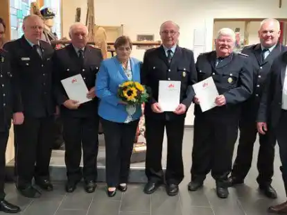 Drei verdiente Kameraden wurden f&uuml;r 50-j&auml;hrige Mitgliedschaft in der Gehlenberger Feuerwehr geehrt. Die Aufnahme zeigt (v.l.) Ortsbrandmeister Stefan Bruns, stellvertretender Kreisbrandmeister Franz-Josef Nording mit den Geehrten Gerhard Steenken, Annemarie und Hermann Steenken, Johann Rolfes, Stadtbrandmeister Andreas Witting und B&uuml;rgermeister Sven Stratmann.