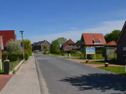 Die Dorfstra&szlig;e in Nessmersiel &ndash; Anwohner wehren sich jetzt gegen die vom Dornumer Rat beschlossenen Sanierungspl&auml;ne.